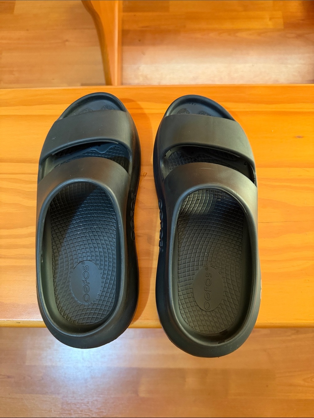 OOFOS Men's/Women’s Black Open Toe Recovery Clogs